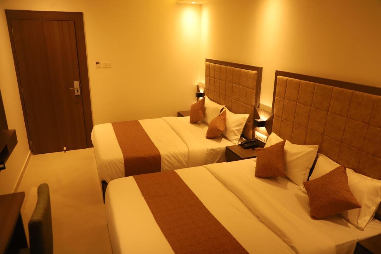 Hotel Sai Pritam Мумбаи Экстерьер фото